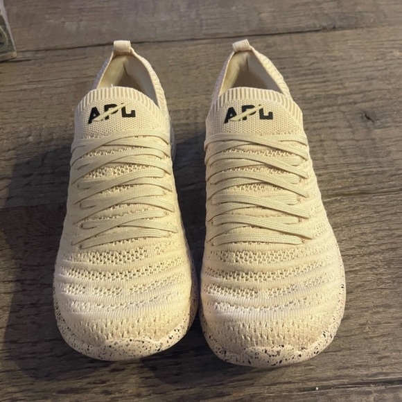 APL Techloom Wave Sneakers in Warm Silk/Black/Speckle. - Picture 7 of 13